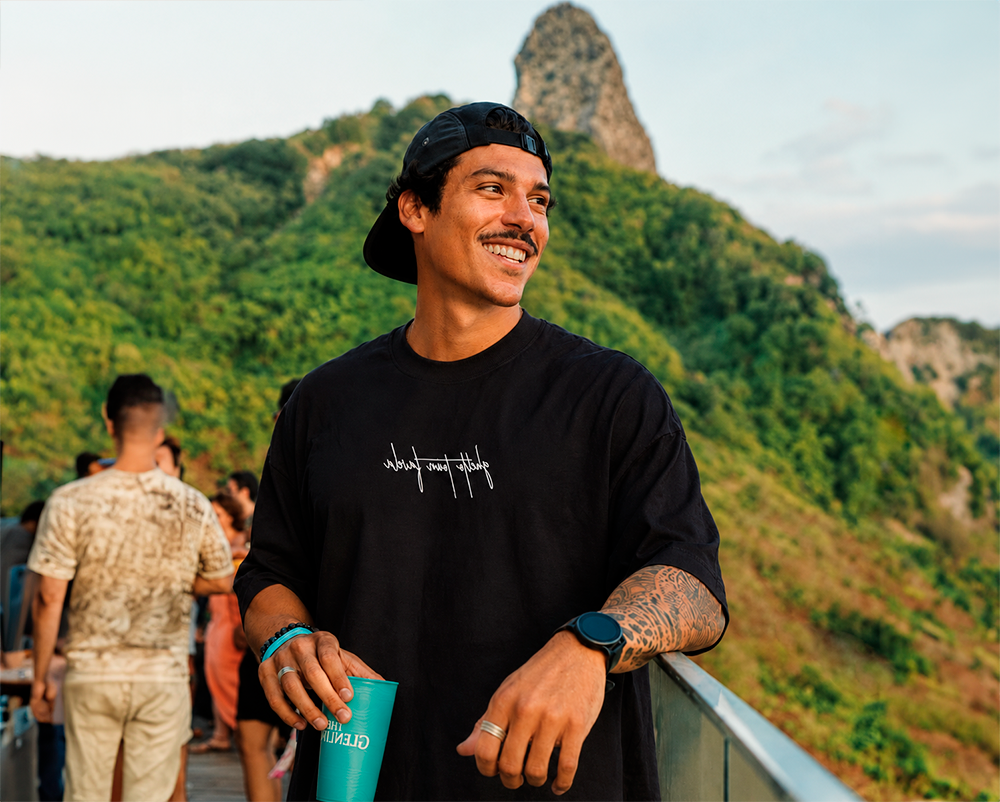Creator sorridente a un evento all'aperto con le montagne sullo sfondo